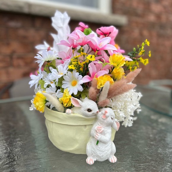 Garden floral spring floral arrangement - Picture 2 of 3